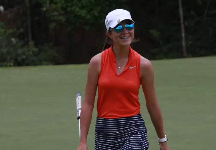 Carla Álvarez entrena de cuatro a seis horas en la cancha de Santa María. /Foto Anayansi Gamez
