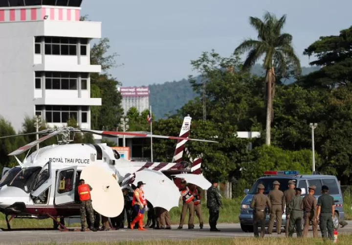Soldados y policías tailandeses evacúan en helicóptero a uno de los niños rescatados en una base aérea en la provincia de Chiang Rai. EFE