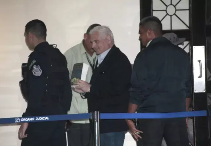 El expresidente Ricardo Martinelli se mantuvo ayer en la sala de audiencias, desde muy temprano en la mañana hasta anoche. /Foto Víctor Arosemana