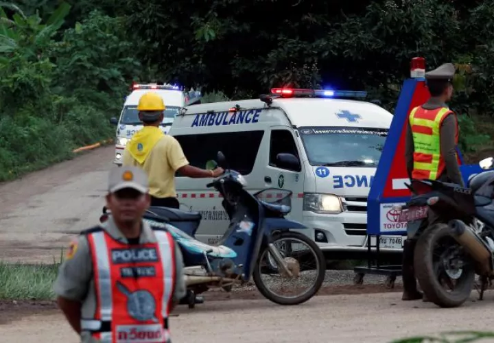 El último de los niños atrapados en la cueva Tham Luang es trasladado en ambulancia. FOTO/EFE