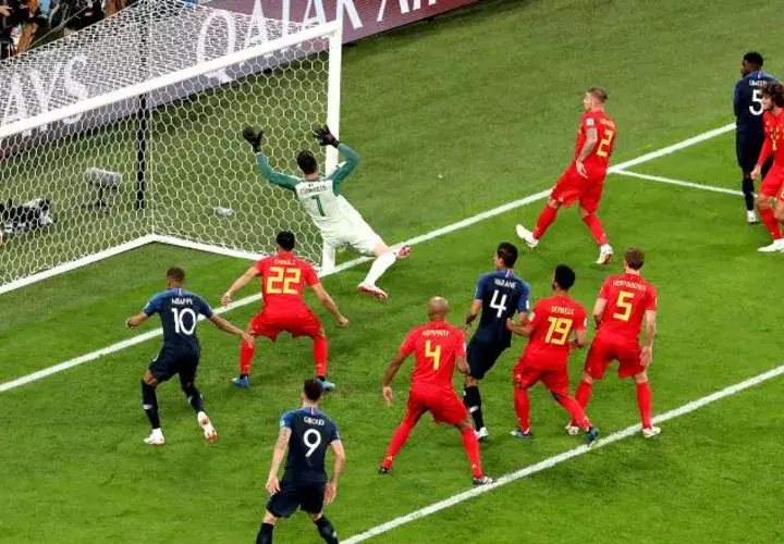 Umtiti (5)  anota ante el marco del portero  Courtouis. /Foto AP