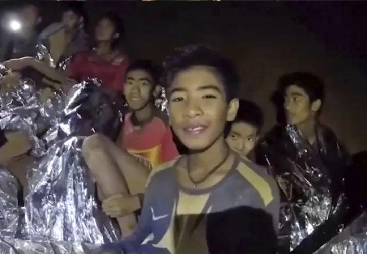 Momentos en que los jóvenes fueron encontrados en la cueva, para luego planear su rescate. FOTO/AP