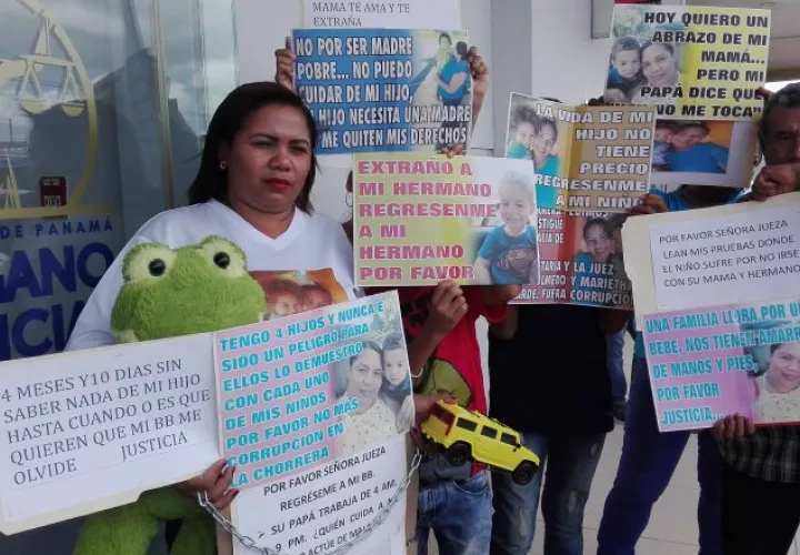 La señora usó cadenas, mostró mensajes en carteles, pidiendo ver a su hijo, de quien le quitaron la custodia.