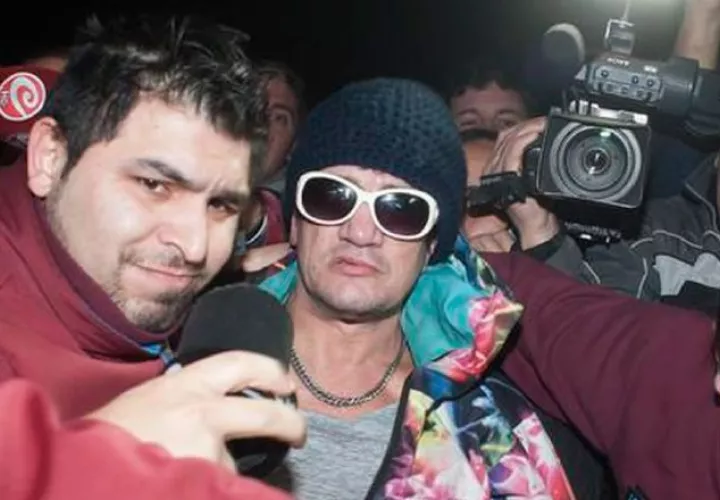Momentos en  que el cantante llegaba para entregarse a las autoridades.  Foto: Instagram 