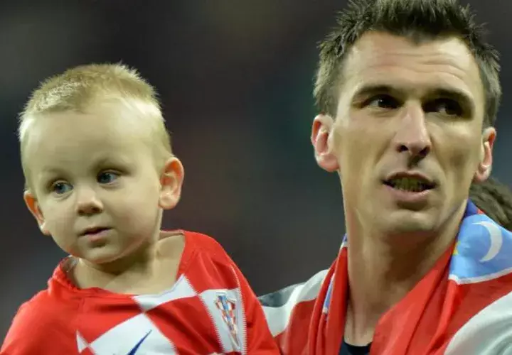 Mandzukic con su hijo tras clasificar a la final del mundial. /Foto EFE