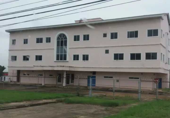 Centro de Especialidades Médicas o consultas externas estaba llamado a solventar la alta demanda del  Hospital Nicolás A. Solano, su construcción está valorada en 1 millón 100 mil dólares. /Foto Miriam Lasso