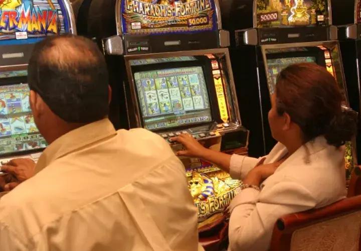 Las máquinas tragamonedas tipo A sumaron $136.7 en apuestas. /Foto Archivo