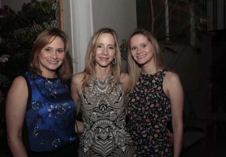2.  Mariela de Quijano,  Mónica Quijano y Melissa Quijano.