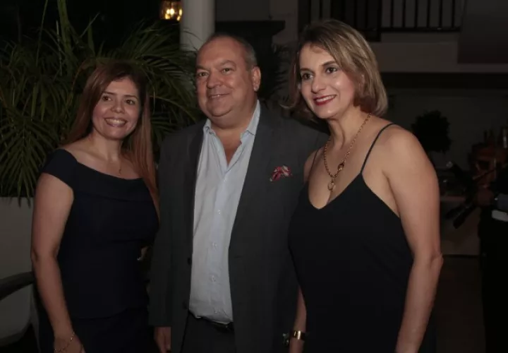 3.  Veroushka Badillo,  Camilo Hoyos y Rita Solís.