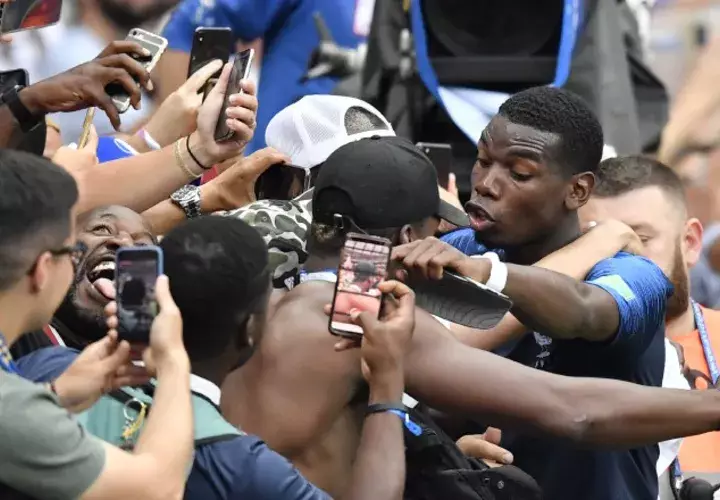 Pogba festeja el título con algunos aficionados, luego del partido ante Croacia. /Foto AP