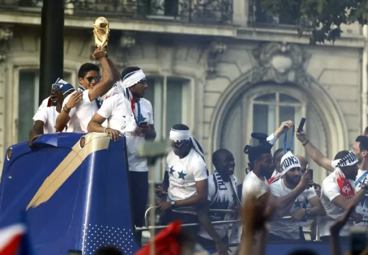 Raphael Varane levanta el trofeo de campeón. /Foto AP