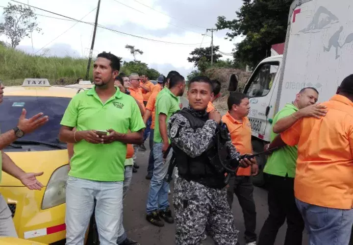 Los taxistas dieron plazo hasta las 11:00 a.m. para que se realice la reparación, de lo contrario procederán a cerrar nuevamente la carretera. Foto:  Eric Ariel Montenegro