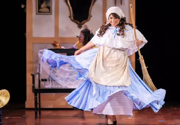 En la hermosa y exitosa obra "La fogonera", en la que Ana Alejandra hacía de la Cenicienta panameña y bailó el tamborito. /Foto Archivo.