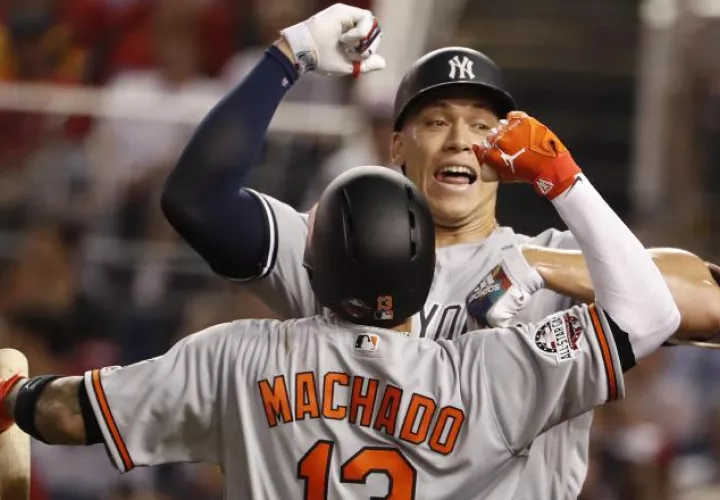 Manny Machado, de los Orioles,  saluda al bateador Aaron Judge, de los Yanquis, después de que este bateara un jonrón solitario. /Foto EFE