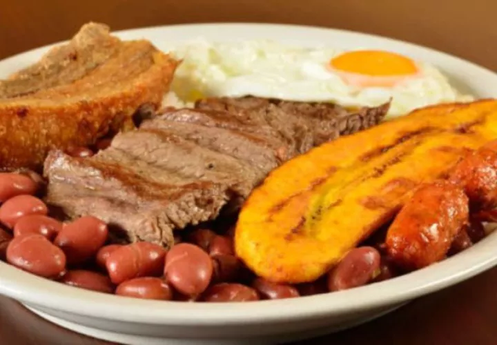 En una bandeja paisa no debe faltar la carne molida, arroz y frijol.