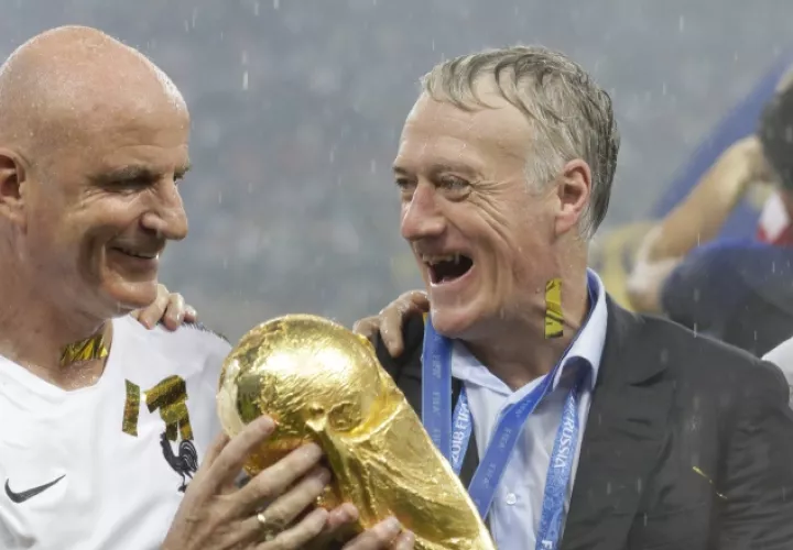 Deschamps (dcha.) ganó su primer mundial como entrenador. /Foto AP