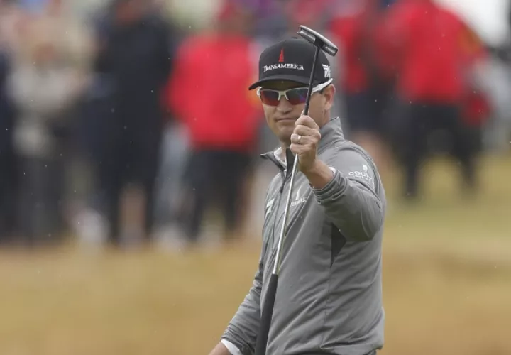 Zach Johnson  celebra luego de embocar un "birdie" en el green del hoyo 18 de  Carnoustie. AP