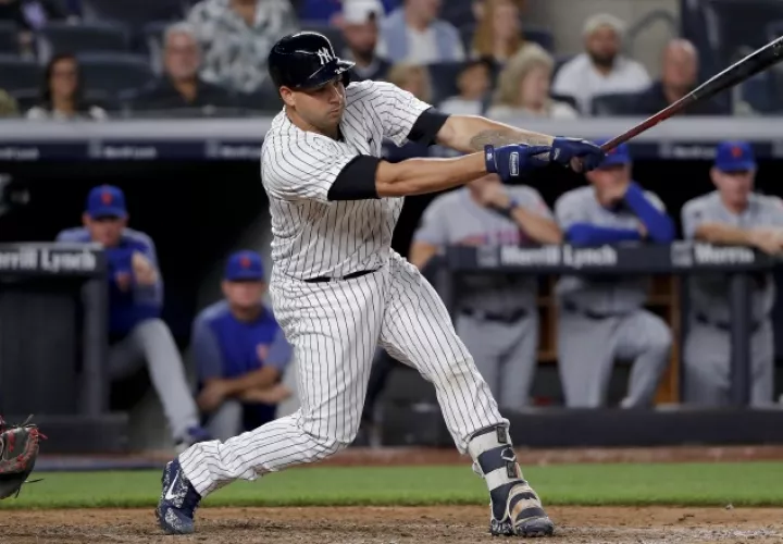 Gary Sánchez consume un turno a la ofensiva en el partido entre Yanquis y Mets de Nueva York. /Foto AP