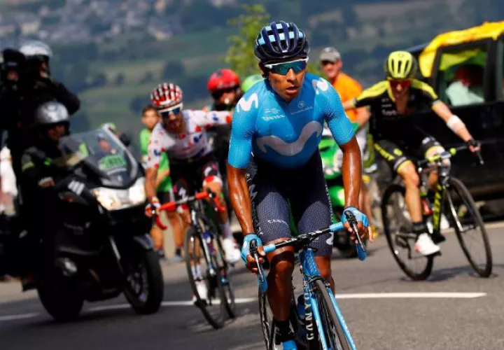 Nairo Quinta intenta escapar del resto del pelotón. /Foto EFE