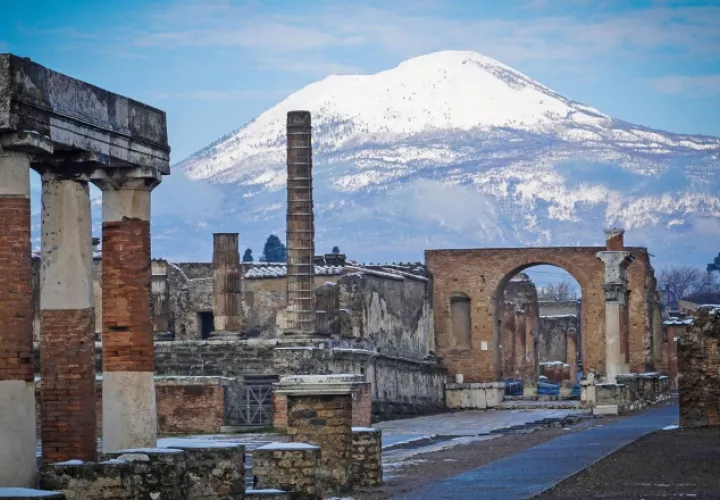 Vista del Vesubio (al fondo) desde el yacimiento arqueológico de Pompeya (Italia). 