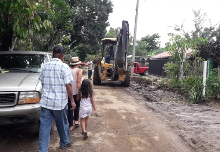 Los pobladores están cansados de las calles en mal estado y los trabajos sin concluir. Foto/ Mayra Madrid