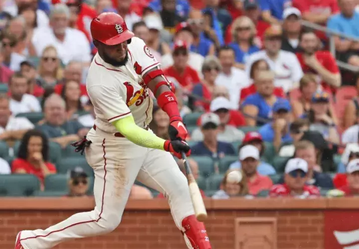 Marcell Ozuna puso a viajar la pelota con corredores en base. /Foto AP