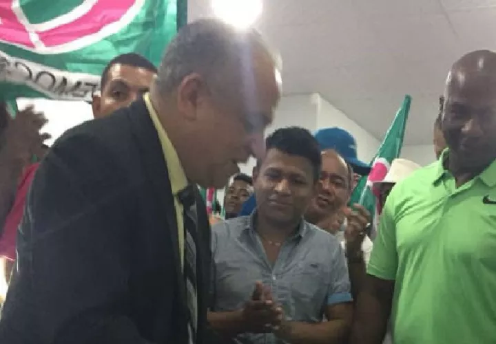 El vocero del expresidente asistió ayer en la tarde a presentar los documentos que formalizan su postulación al cargo de diputado. 