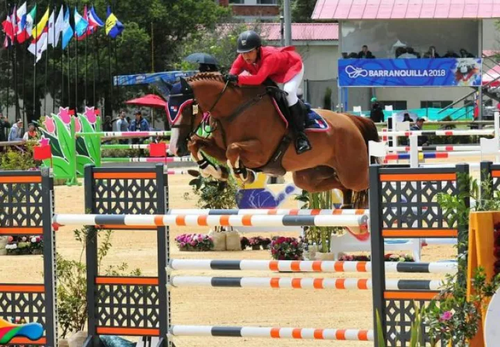 Clotilde Lewis sobre el lomo de Querentino hace su recorrido en la pista de la Escuela de Equitación del Ejército. Cortesía