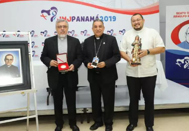 Ulloa (centro) agradeció el gesto a la iglesia salvadoreña. Cortesía
