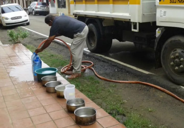 Los operativos de distribución de agua. Foto: Thays Domínguez. 