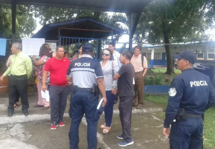 Docentes informan a la Policía el por qué de su medida de paro. Foto: Mayra Madrid. 