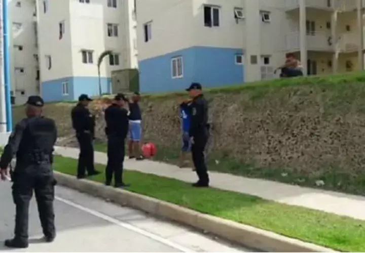 Unidades policiales acordonaron los edificios. Foto: Diómedes Sánchez.