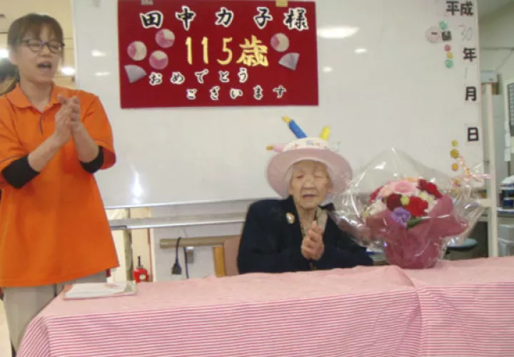 Kane Tanaka, a la derecha, celebra su cumpleaños 115.  Tanaka se convirtió en la nueva persona más anciana de Japón. Foto: AP 