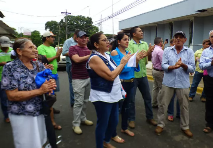 Lugareños que se están viendo afectados. Foto: Thays Domínguez. 