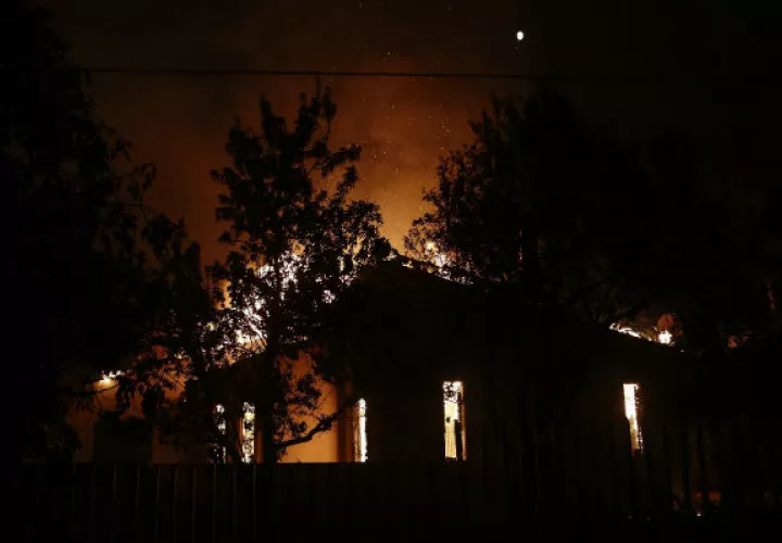 Una vivienda arde en llamas durante un incendio forestal en Mati, un suburbio al noreste de Atenas. FOTO/EFE