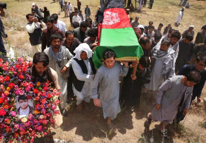 Ciudadanos afganos asisten al funeral de una víctima del atentado. Foto: EFE 
