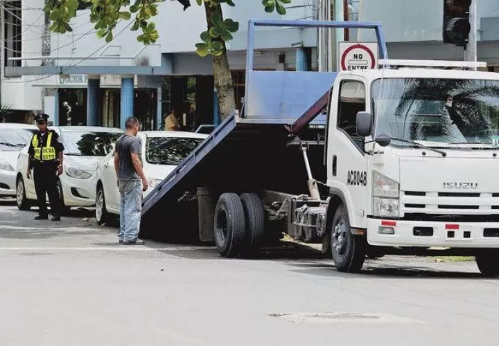 Servicio de grúas en área metropolitana y urbanas del interior del país. 