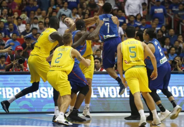 Filipinos y autralianos se agarraron a golpes el pasado 2 de julio durante un partido eliminatorio. Foto AP