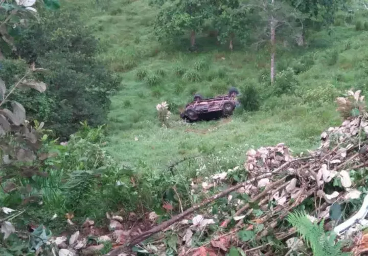 El auto terminó volcándose. Foto: Bomberos de Coclé. 