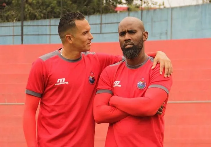 Blas Pérez junto a Felipe Baloy en Guatemala. Foto Archivo