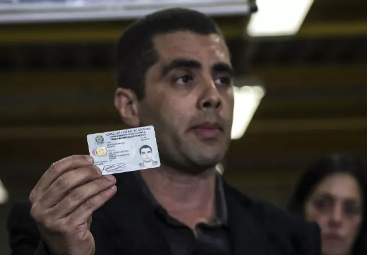 El "Dr. Bumbum" muestra su licencia médica ante una comisaría en Río de Janeiro. 