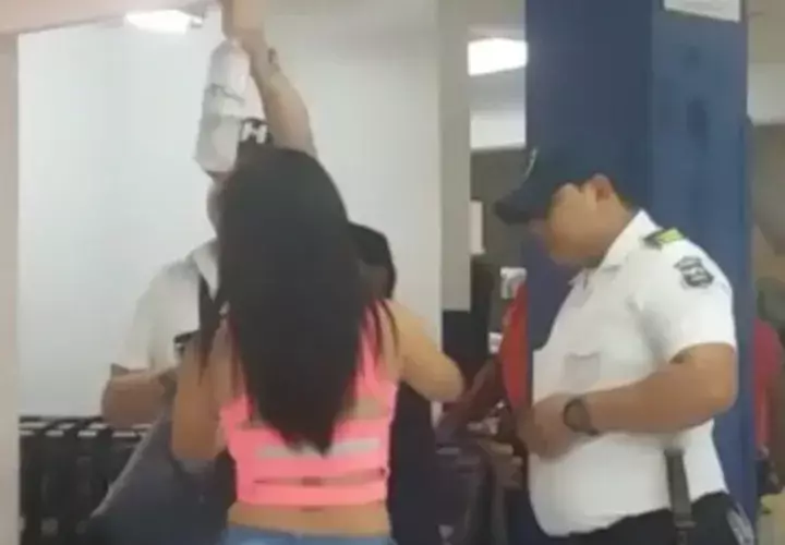 La seguridad extrajo del bolso la botella de licor. Foto: Mayra Madrid. 