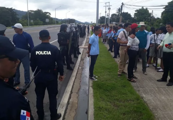 Los estudiantes se han replegado al colegio. Foto: José Vásquez. 