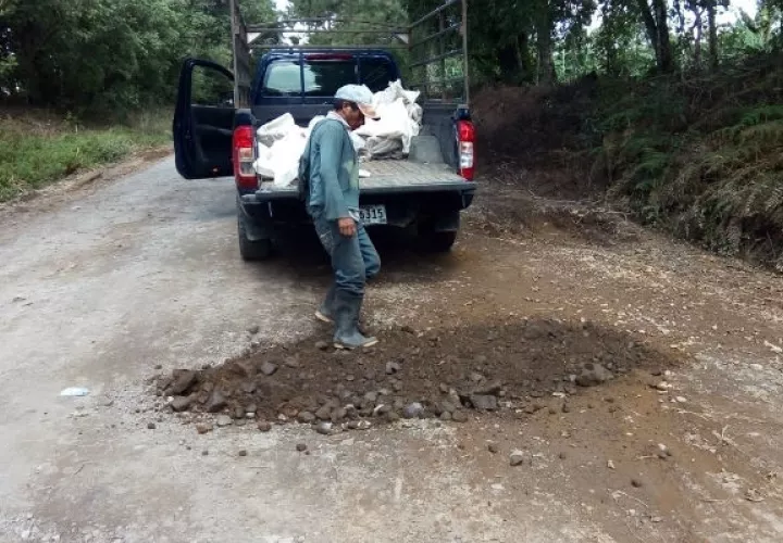 Tiran material en los huecos para poder sacar sus productos. Foto/José Vásquez