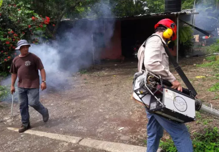 Funcionarios fumigan varias comunidades. Foto/José Vásquez 