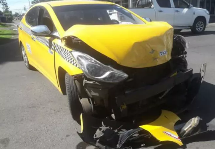 El taxi llevó la peor parte en el accidente de tránsito. FOTO/Mayra Madrid