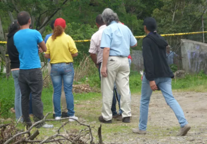 Funcionarios de criminalística y del Ministerio Público en el área del asesinato. Foto/Mayra Madrid
