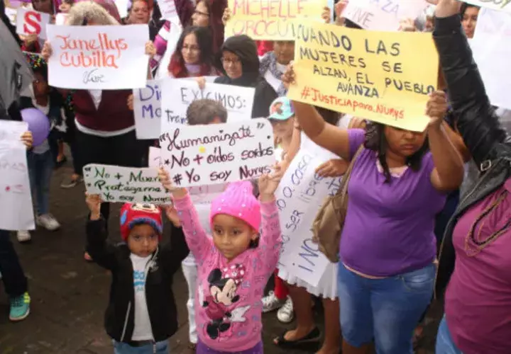 Las mujeres en Boquete exigen justicia por los violentos casos de femicidio ocurridos en la provincia de Chiriquí. Foto/Mayra MAdrid