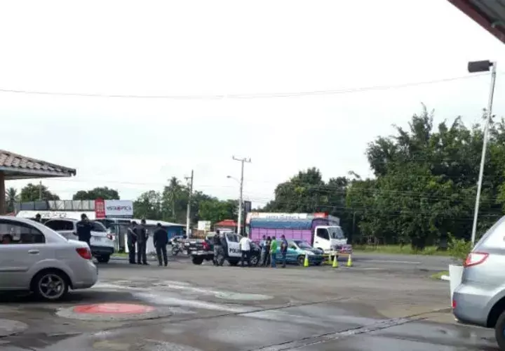 Unidades antinarcóticos revisan el auto de una unidad policial. Foto/José Vásquez