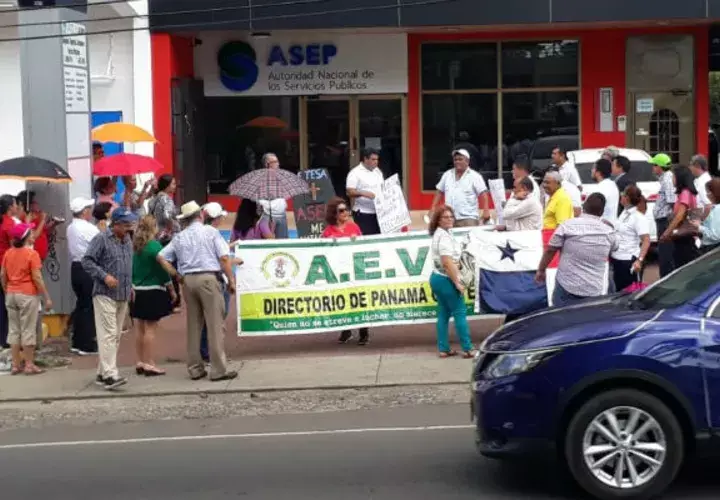 Se ubicaron con pancartas frente a la sede de la Asep. Foto: Eric A. Montenegro. 